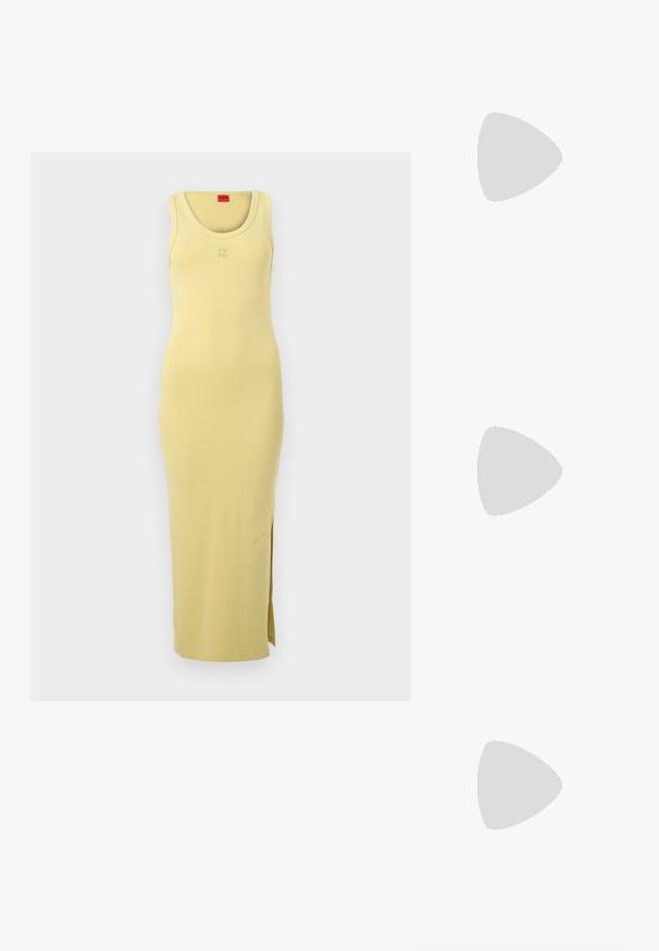 Robe longue jaune sans manches avec encolure ronde, fente latérale et logo "HUGO" en relief discret sur la poitrine.; Chaussure slingback en cuir noir à bout pointu avec un talon bloc haut et une doublure intérieure beige sur un fond clair uni.; Sac à bandoulière rectangulaire en cuir noir avec fermeture éclair dorée et petit logo "HUGO" doré sur le devant, doté d'une sangle réglable avec boucle.; Boucles d'oreilles en argent avec une finition polie et un branding DKNY, présentées sur un fond blanc uni.
