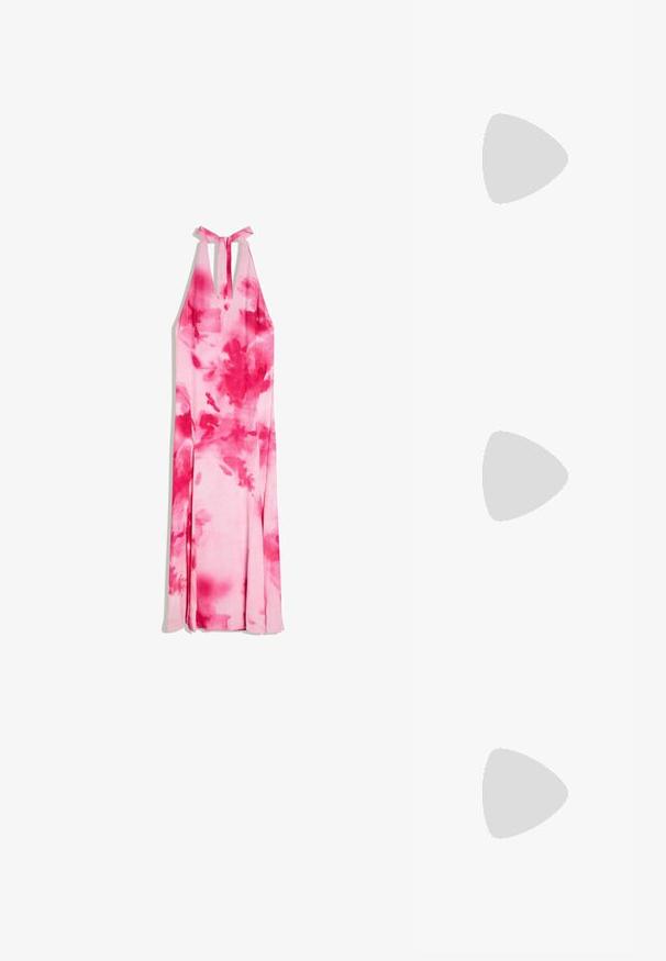 Longue robe dos-nu avec motif tie-dye rose et rouge, décolleté en V plongeant et fermeture à nouer dans le dos.; Chaussure slingback en cuir verni noir avec bout pointu, boucle argentée et talon kitten de hauteur moyenne sur un fond clair uni.; Lunettes de soleil noires à forme œil de chat surdimensionnée. Montures en plastique lisse avec des verres foncés et de petits accents étoilés sur les côtés.; Petit sac à main noir brillant avec deux longues anses et des détails à cordon sur les côtés sur un fond clair uni.