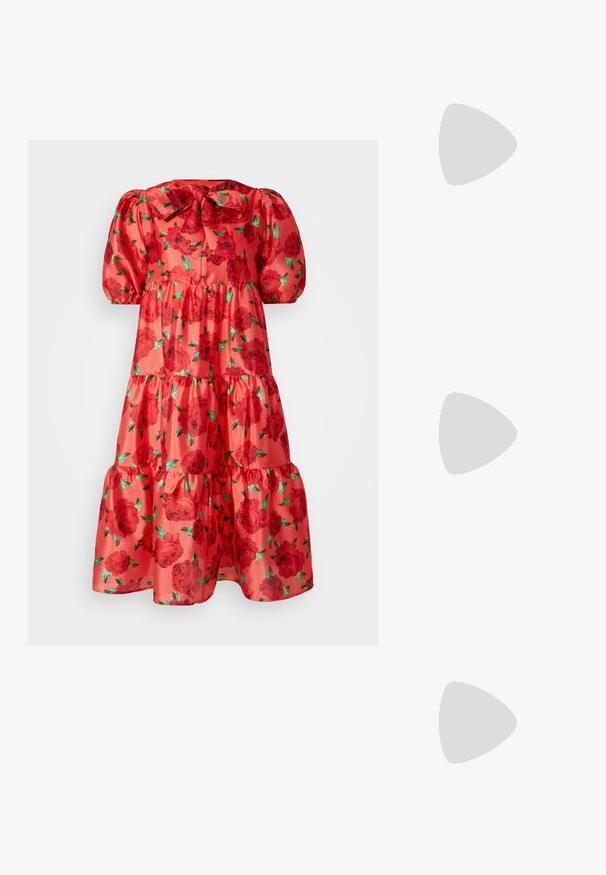 Cras DRESS - Φόρεμα ημέρας - coral; Μαύρες πατεντέ δερμάτινες σανδάλια με ψηλό τακούνι, τρία οριζόντια λουριά και ρυθμιζόμενο λουρί στον αστράγαλο. Κομψό σιλουέτα και γυαλιστερό φινίρισμα.; Μικρή μαύρη γυαλιστερή τσάντα με δύο μακριές λαβές και λεπτομέρειες με ρυθμιζόμενο κορδόνι στο πλάι σε απλό ανοιχτό φόντο.; Ασημένια αλυσίδα κρεμαστάρι με έντεκα charms σε σχήμα αστεριού, το καθένα με ένα διάφανο κεντρικό πολύτιμο λίθο και ρυθμιζόμενο κλείσιμο.