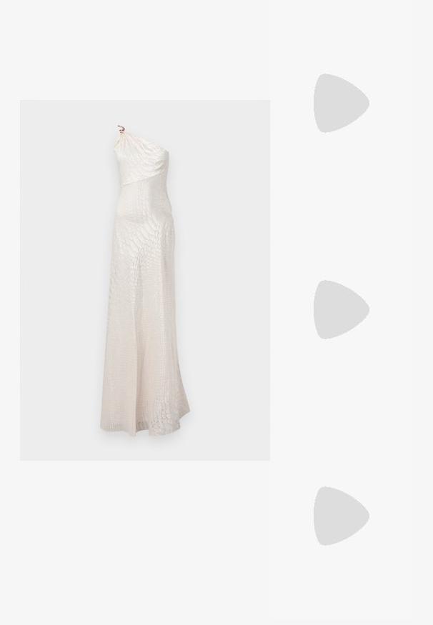 Robe ivoire asymétrique, longue jusqu'au sol, avec un motif texturé subtil et une silhouette ajustée.; Escarpin argenté à bout pointu, bride à boucle et talon fin de hauteur moyenne.; Petit sac pochette métallique argenté avec un design arrondi et froncé, fermeture à clip avec deux boules argentées.; Longs boucles d'oreilles en argent avec un groupe de strass au sommet et des rangées de petites strass suspendues en dessous.
