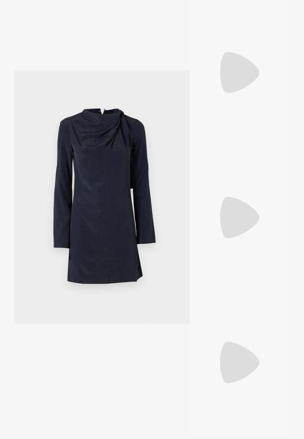Robe bleu marine à manches longues, avec un col drapé, un design asymétrique et une texture lisse. Fermeture éclair dans le dos, longueur genoux.; Bottes noires à talons aiguilles montantes, avec une finition en cuir brillant, un bout pointu et un talon effilé, présentant une surface lisse et un design élégant.; Sac à bandoulière noir avec une surface lisse et texturée, doté d'une seule sangle et d'une fermeture éclair en haut. Forme rectangulaire compacte.; Boucles d'oreilles en métal argenté avec un design ondulé et sculptural, présentant une finition polie et des formes irrégulières, mettant en valeur une esthétique contemporaine.