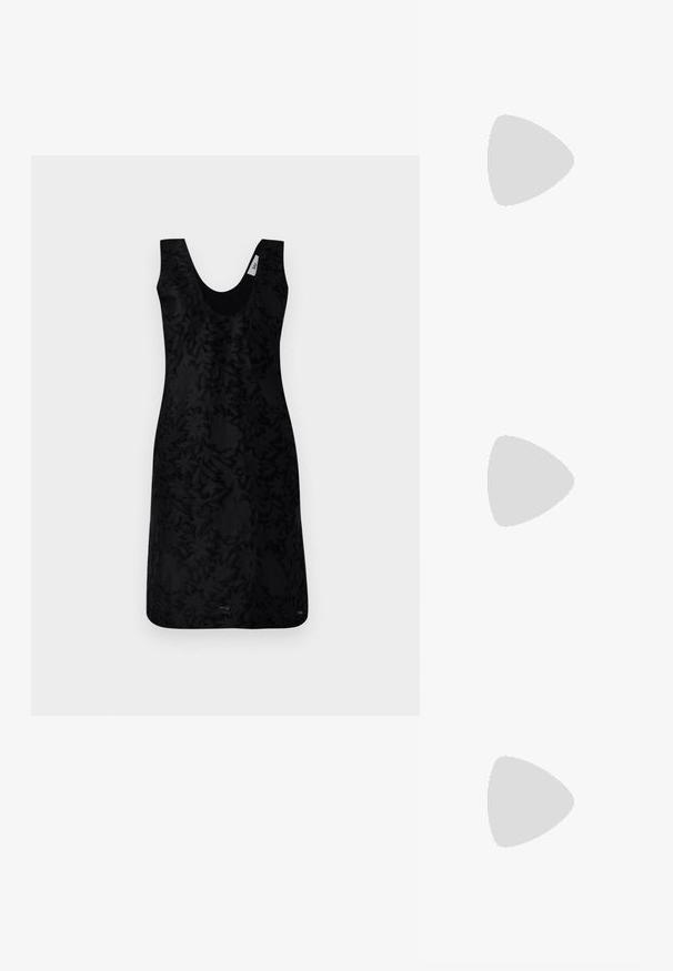 Robe noire sans manches avec un décolleté en V, présentant un motif floral texturé sur l'ensemble. Le design est structuré, avec une silhouette ajustée.; Chaussure noire à talon haut avec bout pointu et logo doré, posée sur une surface réfléchissante près d'un organiseur de dossiers en fil chromé contenant des documents.; Sac à main Calvin Klein noir brillant avec fermeture éclair dorée et anse courte sur fond blanc uni.; Paire de boucles d'oreilles créoles en bouclettes dorées brillantes sur fond blanc uni, présentant un design torsadé entrelacé.