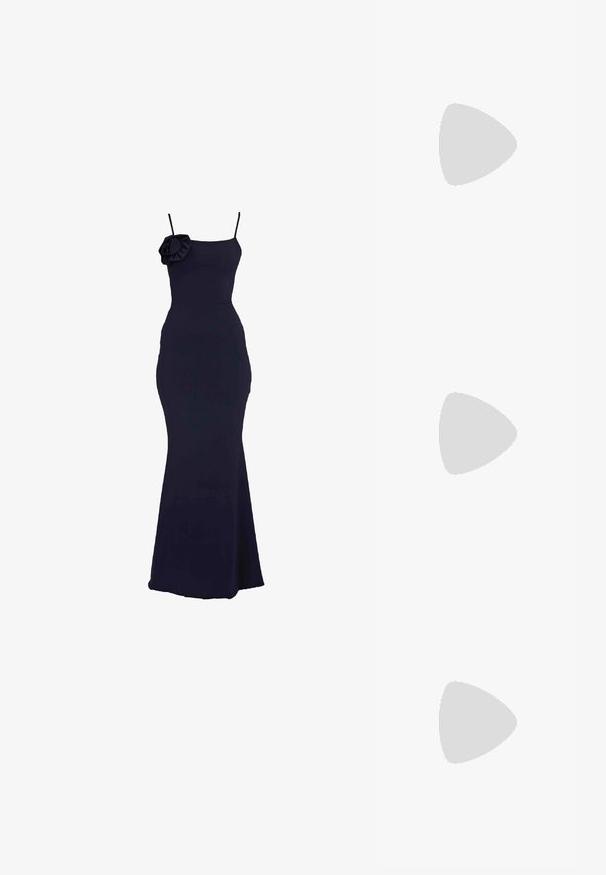 Marineblauwe, aansluitende jurk met een zeemeermin-silhouet, met een enkele schouderband en een decoratieve bloemen_detail bij de halslijn.; Zwarte sandalen met hoge hakken, met een slank ontwerp, voorzien van een enkelbandje, open teen en een gladde leren textuur.; Metalen zilveren clutch tas met een zachte, geplooide body en een dunne schouderriem. Kenmerkt zich door een gladde, glanzende textuur en afgeronde vorm.; Zilveren oorringen in de vorm van een hart, versierd met watervalletjes van heldere rhinestones voor extra sprankeling en textuur.