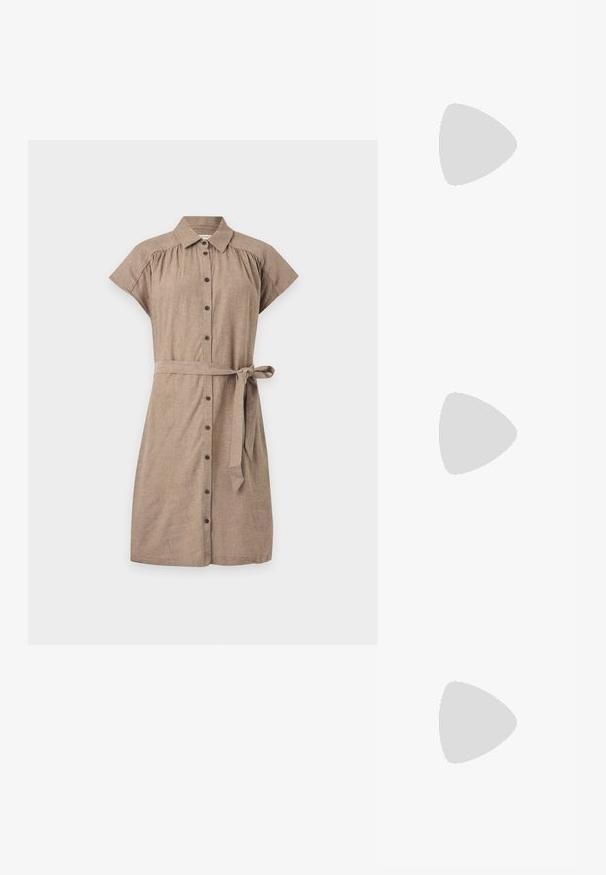 Robe chemise marron à manches courtes avec boutons sur le devant, col et ceinture nouée à la taille sur un fond clair uni.; Des chaussettes marron côtelées jusqu'aux genoux associées à des ballerines en daim marron de type Mary Jane avec une sangle décorative et une boucle, portées avec un manteau sombre.; Sac bandoulière en daim marron foncé avec une sangle réglable et une poche zippée à l'avant, posé sur un fond clair uni.; Ceinture en daim marron avec une boucle rectangulaire en métal doré. La ceinture présente une texture lisse et est conçue pour se fixer à la taille.