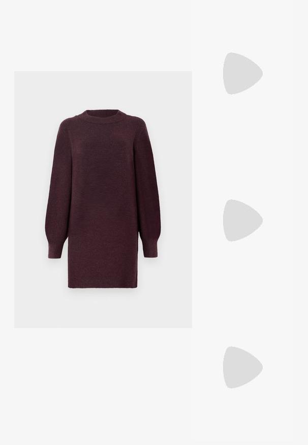 Robe-sweater bordeaux avec un col rond et de longues manches légèrement bouffantes. Fabriquée en tissu doux et texturé. Se termine au-dessus du genou.; Chaussure Mary Jane unique brillante couleur bordeaux foncé avec une large bride et une boucle argentée, talon bloc bas et bout arrondi sur fond blanc.; Sac à épaule en cuir noir avec une sangle à boucle, des bords arrondis et des coutures blanches contrastées sur un fond uni.; Paire de boucles d'oreilles créoles argentées brillantes avec fermoirs en fil fin, présentée sur un fond gris clair.