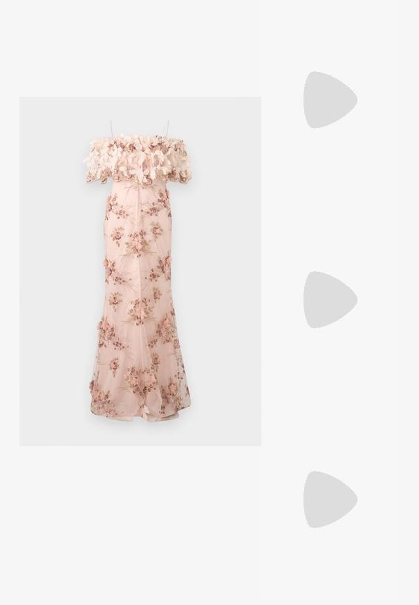 Robe rose claire bustier à épaules dénudées avec broderies florales, appliques de fleurs en 3D au niveau du décolleté, corsage ajusté et jupe fluide longue jusqu’au sol.; Mules à talons hauts beiges avec un design à lanières. Présentent un bout carré, une texture lisse et un talon élancé avec un accent doré à la base.; Pochette en cuir couleur crème avec un cadre supérieur structuré et une lanière pour poignet, présentée sur un fond clair uni.; Boucles d'oreilles en forme de clou de couleur or, avec une forme lisse et arrondie et une surface réfléchissante, mettant en avant un design minimaliste sans motifs visibles.