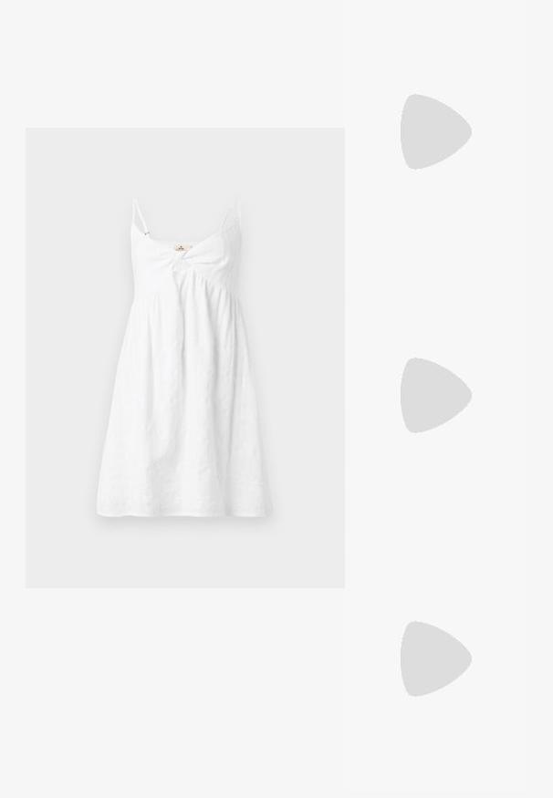 Robe d'été blanche sans manches avec fines bretelles et un détail de nœud froncé à l'avant, réalisée dans un tissu léger texturé.; Tongs en caoutchouc noir avec semelle texturée et bride en forme de Y, vues de côté sur un fond clair uni.; Lunettes de soleil en écaille de tortue marron avec une forme vintage de lunettes cat-eye et des verres marron. Présente des branches courbées avec des accents rouges.; Sac fourre-tout tissé en paille avec une texture naturelle, rehaussé d'une bordure en simili cuir noir et d'une bandoulière ; design ouvert.