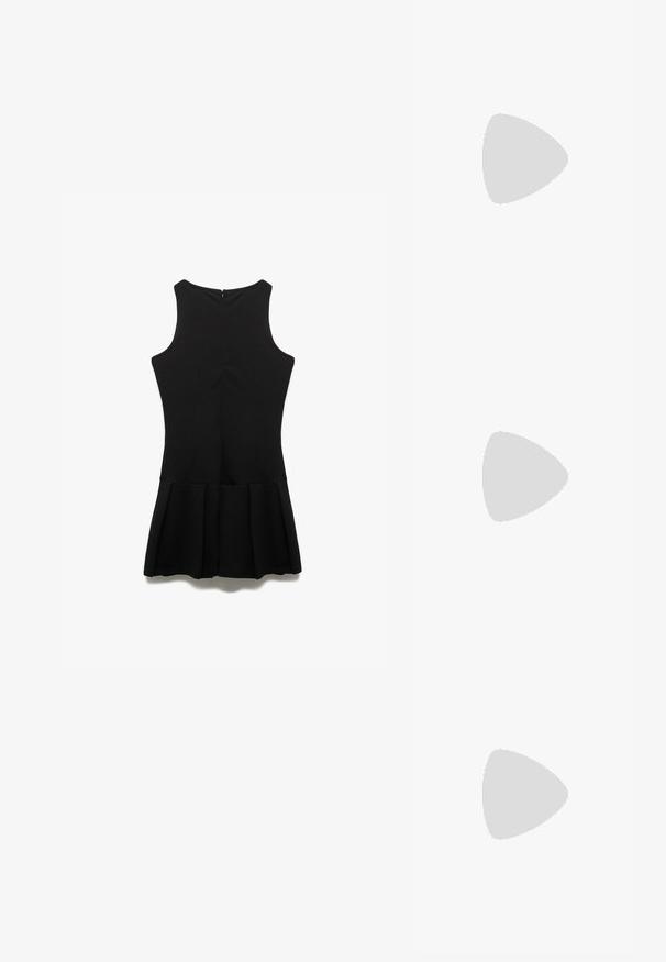 Robe noire sans manches avec un corsage ajusté et une jupe plissée évasée. Tissu lisse avec une fermeture éclair dans le dos. Design simple et épuré.; Ballerine noire en cuir avec de petits clous argentés et une languette à l'arrière, vue de côté sur un fond gris clair.; Sac à main tissé noir avec une poignée courbée, présentant une surface texturée et une forme décontractée. Fini lisse avec une silhouette organique.; Des boucles d'oreilles en argent en forme de cœur présentent des pierres claires facettées, avec un cadre texturé. L'ensemble comprend des styles à clou et des styles pendants.