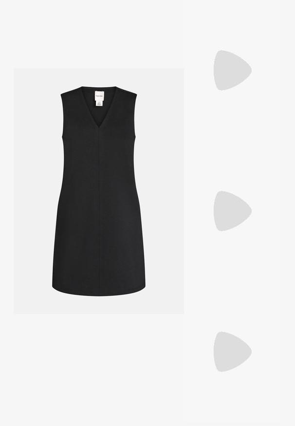 Robe noire sans manches avec un col en V, coupe droite et couture centrale visible, avec une petite étiquette de marque blanche à l'intérieur de l'encolure.; Chaussure à talon haut en cuir noir avec un bout pointu, texture lisse et un talon effilé. Design minimaliste, sans embellissements supplémentaires.; Sac à main Calvin Klein noir brillant avec fermeture éclair dorée et anse courte sur fond blanc uni.; Paire de boucles d'oreilles créoles en bouclettes dorées brillantes sur fond blanc uni, présentant un design torsadé entrelacé.