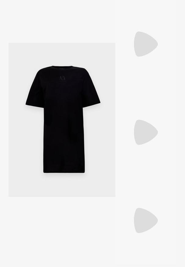 Camiseta negra de cuello redondo con mangas cortas, que presenta un detalle de logo en el pecho. Fabricada con una tela suave y con un corte relajado.; Sándalo de tacón alto de piel negra con tiras en el tobillo. Presenta una textura suave, puntera abierta y un tacón delgado. Detalles de hebilla en tono dorado.; Bolso de mimbre negro con forma de concha de vieira con parte superior curva y textura tejida sobre un fondo liso.; Pendientes de metal dorado y plateado con base de disco redondo y pieza superior ovalada, textura suave y acabado pulido.