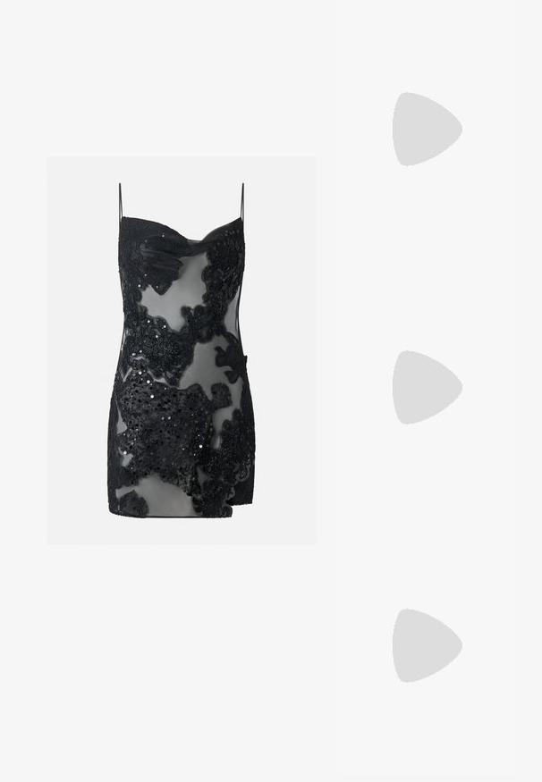 Mini robe noire transparente avec appliques en dentelle florale et ornements en paillettes, dotée de fines bretelles spaghetti et d'un décolleté en forme de cœur.; Bottines en cuir verni argenté avec un bout pointu, un talon épais et haut, et une fermeture éclair sur le côté, présentant une texture lisse et brillante.; Petit sac à épaule argenté avec une fine bandoulière et un rabat avant sécurisé par un fermoir métallique.; Collier en chaîne multibrins argenté avec un détail central en forme de nœud et une extension de fermoir réglable sur un fond clair uni.