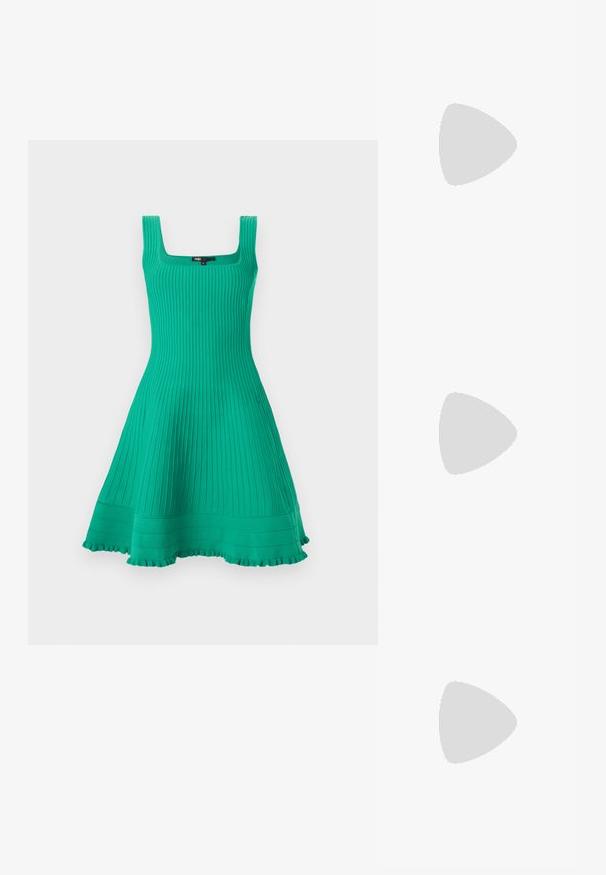Robe turquoise sans manches, longueur genou, en maille côtelée, avec un décolleté carré, un bustier ajusté, une jupe évasée et un ourlet à volants.; ALOHAS JOELLE ONIX - Escarpins - black; Un cardigan en maille noir, un haut blanc, une jupe en denim avec un motif de diamants bleus et noirs, un sac à main noir et des sandales à enfiler beiges.; Ceinture en cuir noir roulée avec une boucle dorée et une extrémité métallique gravée du logo "ck", posée sur un fond clair uni.