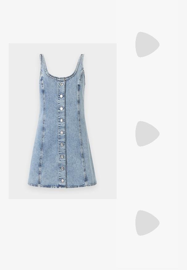 Denimkjole med en dyb udskæring og tynde stropper. Lys blå stof, A-formet, med frontknapper og synlige syninger.; Brun vævet slip-on mule med flad sål og lukket rundet tå på hvid baggrund.; Brun håndtaske lavet af sammenkoblede træperler med en enkelt rem og en mørk læderlukning med en lille gylden dekorativ hægte.; Lys brun læderbælte med en skinnende guldfarvet rektangulær spænde. Glat tekstur med et enkelt design, hvor et synligt mærkenavn er præget på remmen.