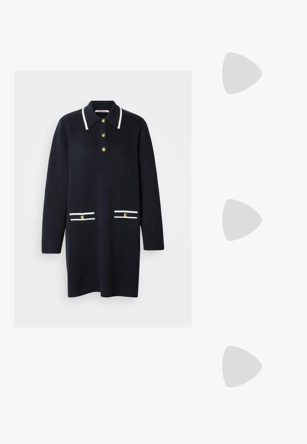 Robe en maille bleu marine avec col polo, accents blancs, trois boutons dorés et deux poches avant avec rayures blanches et boutons dorés.; Botte en cuir noir à cheville avec un bout rond, texture lisse et un talon épais, présentant un tige ajustée et un subtil détail de couture.; Sac à main beige en forme de croissant avec fermeture à double fermeture éclair et poignée courte, avec des détails en métal argenté sur les côtés.; Boucles d'oreilles demi-cercles ton argent avec texture striée et fermoirs à pression sur fond blanc.