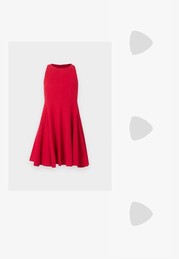 Robe rouge vif sans manches avec une jupe évasée et un col rond, présentée sur un fond gris clair uni.; Pompe slingback en cuir verni noir avec un bout pointu, un talon fin et un design de découpes subtil. Elle dispose d'une boucle dorée sur la sangle.; Sac à main noir en cuir tressé avec une bandoulière chaîne dorée et un fermoir rond doré à l'avant, posé sur un fond uni et clair.; Boucles d'oreilles en forme de clou de couleur or, avec une forme lisse et arrondie et une surface réfléchissante, mettant en avant un design minimaliste sans motifs visibles.