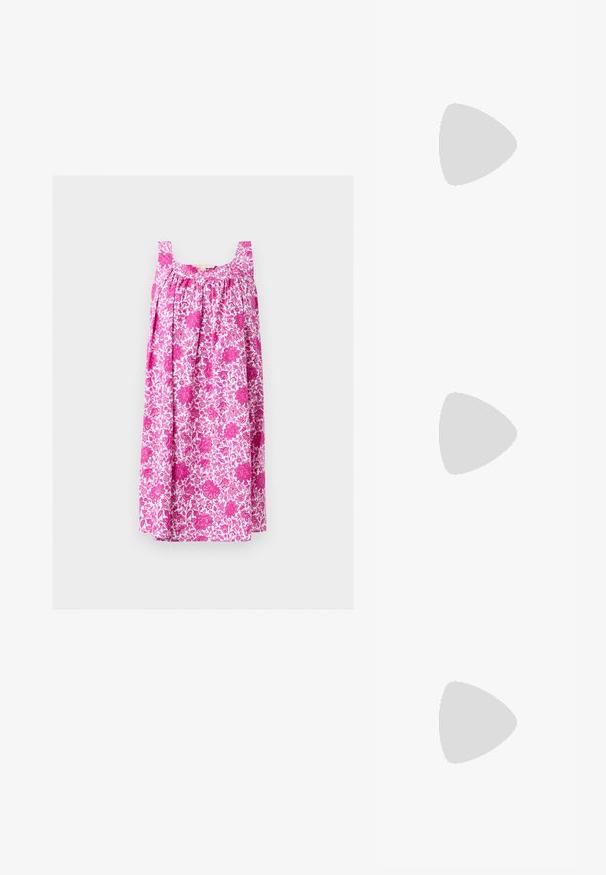 Λευκό φόρεμα χωρίς μανίκια με ροζ floral μοτίβο, τετράγωνο ντεκολτέ και ρυτιδωμένες λεπτομέρειες υφάσματος στο στήθος.; Μαύρο επίπεδο σανδάλι με λεπτές λουρίδες, βρόχο για τα δάχτυλα και ρυθμιζόμενο πόρπη στον αστράγαλο, σε ανοιχτό γκρι φόντο.; Ασημένια μεταλλική τσάντα ώμου με ρυθμιζόμενο λουρί και διακριτικό λογότυπο μπροστά σε απλό ανοιχτό φόντο.; Ασημένια γλυπτικά σκουλαρίκια με λείες, καμπύλες μορφές και ανακλαστικές επιφάνειες. Διακρίνονται για το κλειστό σχέδιο του κρίκου και την ιδιαίτερη οργανική τους μορφή.