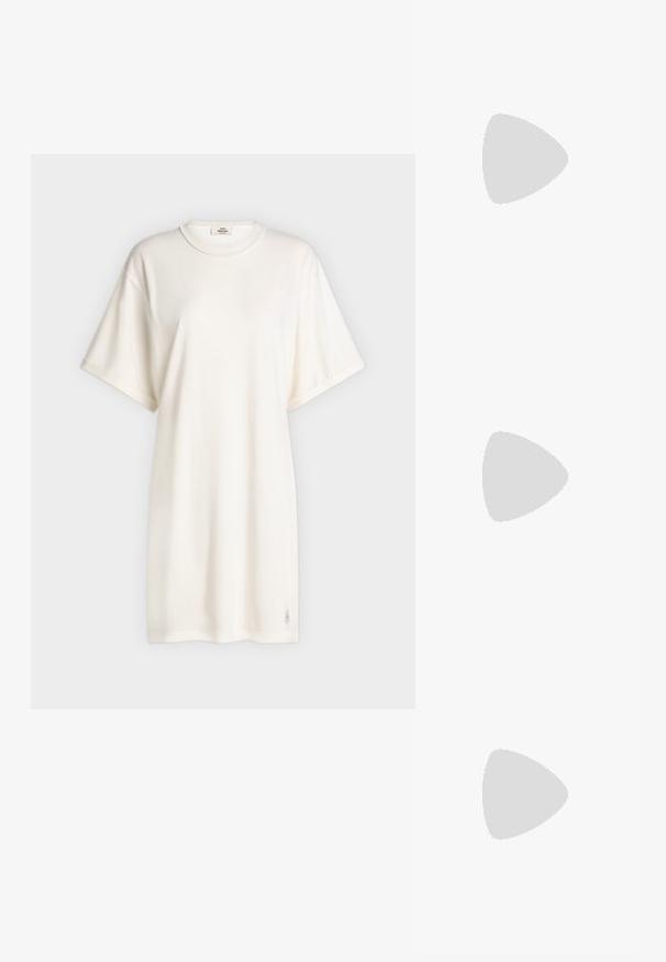 Απλό off-white φόρεμα-μπλούζα με κοντά μανίκια και στρογγυλή λαιμόκοψη, σε άνετη γραμμή και μικρή ετικέτα με λογότυπο κοντά στη ραφή.; Μαύρη δερμάτινη μπότες έως τον αστράγαλο με κοφτή μύτη, κομψή σιλουέτα και χοντρό τετράγωνο τακούνι. Λείος υφασμάτινος χαρακτήρας με ελάχιστες ραφές.; Μαύρη και άσπρη τσάντα χειρός με σχέδιο φίδι, δύο λαβές, κλείσιμο με κορδόνι και αποσπώμενο ιμάντα ώμου. Λεία υφή.; Ασημένιο σκουλαρίκι κρίκος με γυαλιστερή φινίρισμα, που διαθέτει μικρές χρυσές λεπτομέρειες και στρογγυλό σχήμα, φορεμένο στον λοβό.