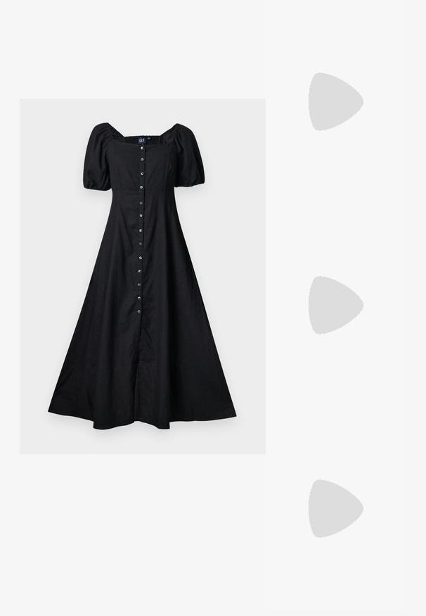 Robe midi noire avec manches bouffantes, encolure carrée et fermeture boutonnée devant, cintrée à la taille avec une jupe évasée.; Jambes portant des leggings côtelés foncés associés à des ballerines noires avec de petits détails en nœud sur fond blanc.; Sac à main en cuir noir avec boucle dorée et détails à rivets, poignées courtes et bandoulière réglable sur fond blanc uni.; Paire de boucles d'oreilles en métal doré brillant, de forme irrégulière, avec une surface froissée et lisse sur un fond clair uni.