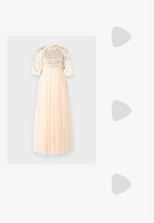 Robe maxi en pêche pâle avec un corsage en dentelle texturée, des manches bouffantes courtes et une jupe fluide ornée de petits motifs en pointillés.; Sandale à talons hauts argentée avec des brides, boucle à la cheville et bout ouvert, présentée sur un fond blanc uni.; Pochette en tissu crème avec un design froncé, cadre en métal argenté, deux boules décoratives, et une bandoulière chaîne argentée.; Bracelet chaîne en or avec plaque nominative "Moschino" en écriture cursive et une petite étiquette rectangulaire sur une fermeture ajustable.