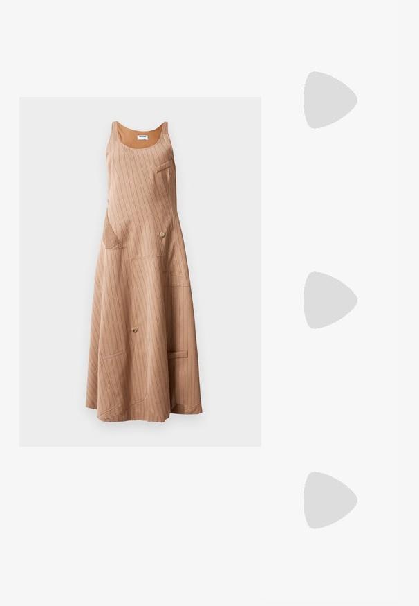 Brun stribet kjole med en afslappet pasform, der har en scoop-udskæring, sidelommer og knapdetaljer. Fremstillet af et blødt stof.; Sorte læder slip-on mules med spids tå, samlet tekstur og en lille kitten heel. Har en snor-detalje ved åbningen.; Lille orange flettet clutch-pung med sølvmetalramme, rund lukning og en sølvkæde-rem på en hvid baggrund.; Øreringe i guldtone med uregelmæssige åbne former, hver med en perle i bunden og ædelstensdetaljer på de runde nitter.