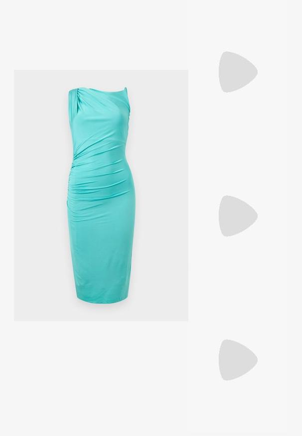 Robe midi turquoise sans manches avec fronces plissées d'un côté et un décolleté asymétrique léger.; Escarpin slingback en cuir verni nude avec un bout pointu, un décolleté ouvert et un talon aiguille fin. Comprend un accent doré circulaire sur la sangle.; Petit porte-monnaie en cuir bleu clair avec fermoir métallique argenté de type kiss-lock et court bracelet de poignet sur fond uni.; Paire de boucles d'oreilles boule de Noël dorées brillantes avec fermoirs à crochet sur fond blanc uni.