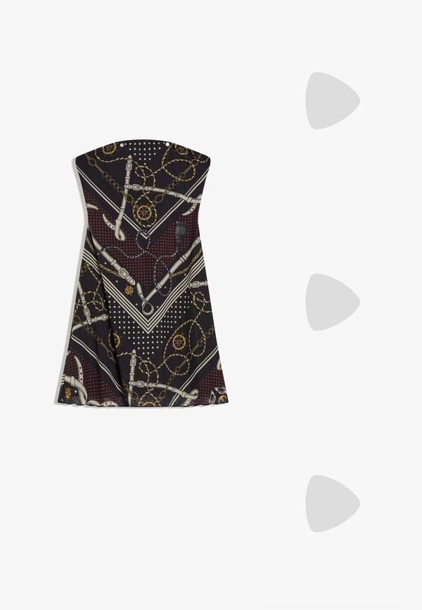 Robe noire sans bretelles à pois rouges, ceintures blanches, chaînes dorées, cordes nautiques et motifs de roue de navire.; Botte noire en cuir montant jusqu'au genou avec un bout pointu et un talon modéré et incliné. Elle présente une texture lisse et brillante avec un design simple.; Lunettes de soleil noires avec des montures ovales, des verres teintés foncés et "vogue" imprimé en blanc sur les branches extérieures. Matériau en plastique lisse.; Sac à main en cuir noir avec deux anses, deux poches zippées inclinées avec des pompons, et des anneaux et clous en métal doré.