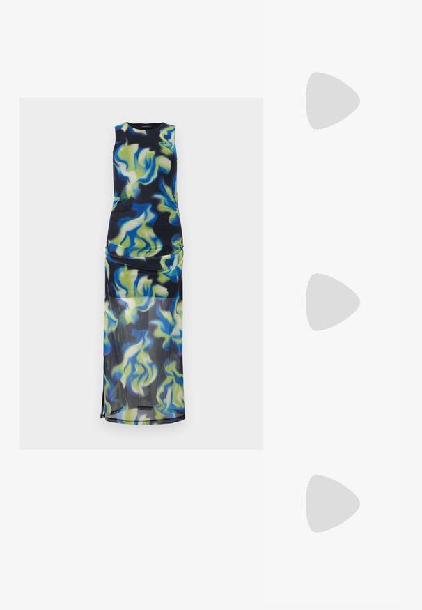 Robe maxi sans manches avec corsage ajusté et jupe transparente, présentant un motif abstrait de spirales bleues, vertes et jaunes sur fond noir.; Botte haute en cuir noir avec couture inclinée, bout pointu et talon épais de taille moyenne sur fond blanc.; Sac noir en matériau texturé et brillant avec une poignée circulaire torsadée et une fermeture éclair. Présente un design doux et froissé.; Boucles d'oreilles en métal argenté avec un design ondulé et sculptural, présentant une finition polie et des formes irrégulières, mettant en valeur une esthétique contemporaine.