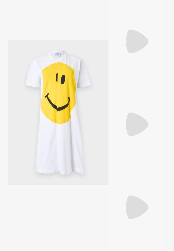 Robe blanche à manches courtes avec un grand motif visage souriant jaune centré sur le devant, col rond et étiquette Moschino à l'intérieur du col.; Chaussure plate slingback noire pointue avec un petit talon et logo "LOVE MOSCHINO" sur le côté, sur un fond clair uni.; Pochette bleue en forme de dauphin avec bandoulière chaîne argentée posée sur une surface blanche, avec un petit détail œil noir et le nom de la marque sur la nageoire.; Paire de boucles d'oreilles en métal argenté en forme de lettre M angulaire avec des tiges arrondies sur fond blanc.