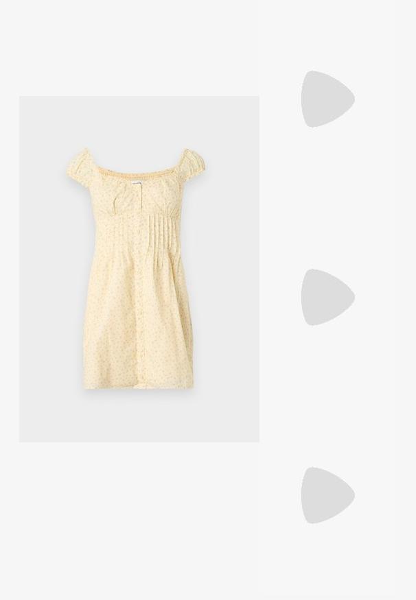 Κίτρινο κοντό φόρεμα με μικρό floral print, κοντά φουσκωτά μανίκια, κουμπιά μπροστά και πιέτες στη δεξιά πλευρά κάτω από το στήθος.; Μπεζ μπαλαρίνες με λείο δέρμα εξωτερικά, αμυγδαλωτό τελείωμα, και ελαστική λωρίδα που διασχίζει το επάνω μέρος του ποδιού, με διακριτές ραφές.; Ορθογώνια υφαντή τσάντα σε μπεζ χρώμα με λουρί από ταμπά δέρμα, που διαθέτει κόμπους και κούμπωμα με γάντζο σε χρυσό τόνο, σε απλό φόντο.; Ασημένια μεταλλικά σκουλαρίκια κρίκοι με λεία, ελαφρώς κυρτή επιφάνεια και κλειδαριά τύπου latch-back σε απλό λευκό φόντο.