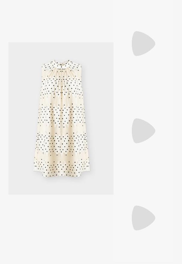 Robe crème sans manches à pois noirs, encolure froncée et silhouette droite et ample.; Chaussure à talon slingback en cuir noir à bout pointu avec franges et bouton doré, sur un sol réfléchissant près de porte-dossiers métalliques.; Sac à épaule en cuir noir, de forme courbée, avec une texture douce et une seule sangle; il comporte une fermeture éclair dorée et un logo discret.; Paire de boucles d'oreilles créoles en bouclettes dorées brillantes sur fond blanc uni, présentant un design torsadé entrelacé.