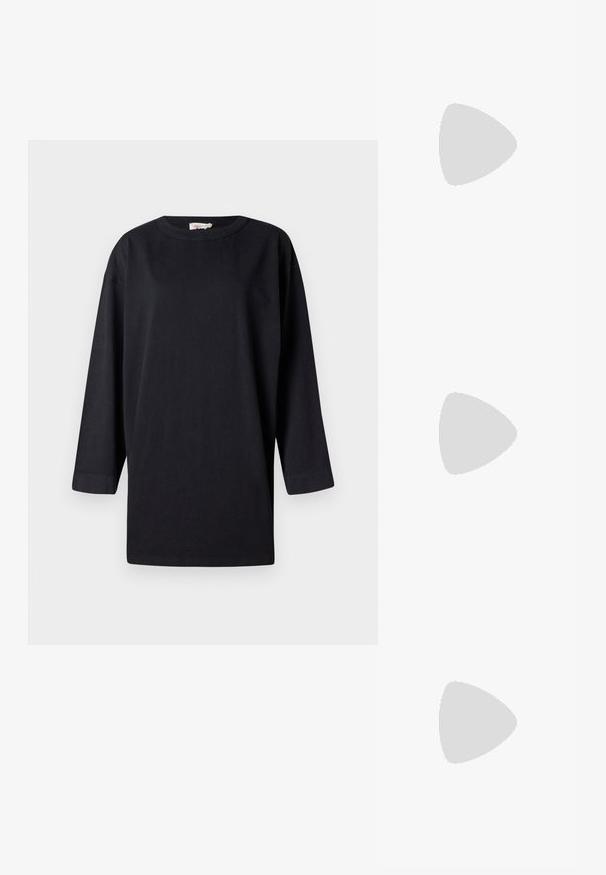 Sort langærmet T-shirt lavet af bomuld, med rund hals og sideskår, med en afslappet pasform og minimalistisk design.; Sort hælsandal med tå-loop og gyldent accent, placeret på en træ- og stenbelagt overflade udendørs nær grønne områder.; Sort læder skuldertaske med en buet form, blød tekstur og en enkelt rem; har en guldbeslået lynlås og diskret branding.; Guldtonede metaløreringe med et bøjet, langstrakt design. Overfladen er glat og poleret med en minimalistisk stil.
