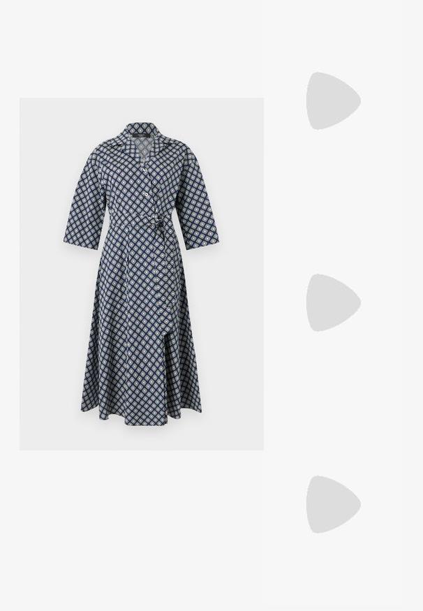 Robe portefeuille bleu marine à motif géométrique blanc, manches trois-quarts, large col et taille nouée, coupe trapèze longueur genou.; rag & bone SPIRE MARY JANE - Babies - silver; Sac à main en cuir bleu marine doux avec fermeture à boucle argentée, une seule bandoulière, et une chaîne de poignet amovible sur fond blanc.; Boucles d'oreilles créoles ondulées abstraites en ton argent avec une surface lisse et réfléchissante et des formes organiques irrégulières.