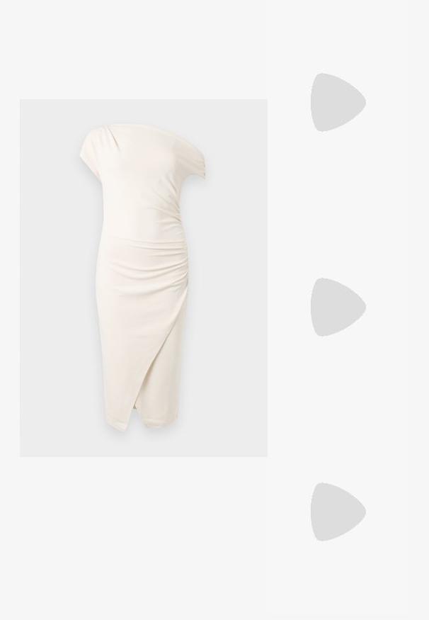 Robe crème clair, longueur genou, à une épaule avec manche courte, détails froncés et jupe portefeuille asymétrique à l'avant.; Bottines noires avec un corps en tissu extensible, un bout pointu et une fermeture éclair sur le côté, montées sur un talon slim et haut.; Sac banane en similicuir noir avec une poche avant à rabat et une sangle réglable avec fermeture éclair.; Paire de boucles d'oreilles créoles argentées brillantes avec fermoirs en fil fin, présentée sur un fond gris clair.