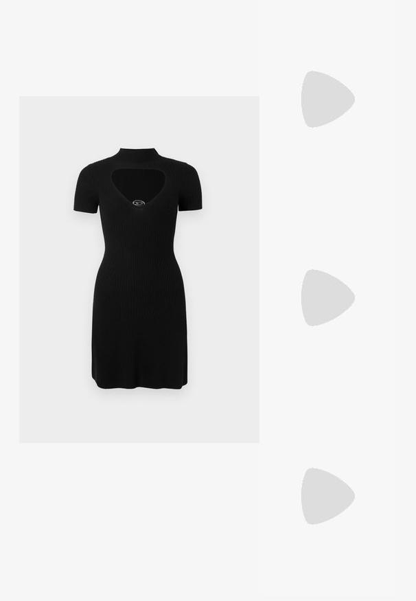 Robe noire côtelée avec un col montant, des manches courtes et une découpe en forme de cœur sur la poitrine avec un accent argenté.; Sandale noire à talons hauts avec une fine bride à la cheville ornée d'une boucle dorée décorative et une seule bride à l'orteil, finition en cuir texturé.; Écharpe rectangulaire blanche avec bordures noires et vertes, motifs abstraits de lignes noires, et texte "KARL LAGERFELD" sur les bords.; Petit sac à main rectangulaire rose avec longues anses, fermeture éclair et logo en relief discret à l'avant sur fond uni.