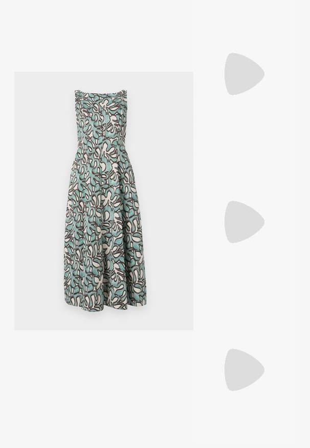En tætsiddende ærmeløs kjole med en hvid bund og abstrakte teal og mørkebrune mønstre, der vidner ved taljen med en tekstureret finish.; Hvid sandal med stropper og kitten-hæl med spids tå, svævende over et trægulv udendørs med en sløret plante og væg i baggrunden.; Beige læder håndtaske i halvmåneform med en enkelt skulderrem og minimal syning, sat mod en ensartet hvid baggrund.; Guld cirkulære øreringe med to små sølv-ringe på hver, der viser subtile indgraverede mærkenavne detaljer, sat på en hvid baggrund.
