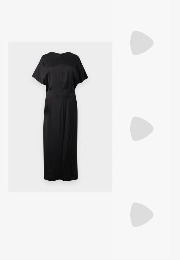 Robe midi en satin noir avec manches courtes, encolure bateau et taille légèrement ajustée, présentée sur fond blanc.; Chaussure plate en cuir verni noir avec un bout pointu, une petite lanière décorative et un petit talon carré. Texture lisse et design épuré.; Petit porte-monnaie en cuir bleu clair avec fermoir métallique argenté de type kiss-lock et court bracelet de poignet sur fond uni.; Boucles d'oreilles clips en métal argenté torsadé avec une finition lisse et brillante, présentant un design moderne et abstrait en spirale.