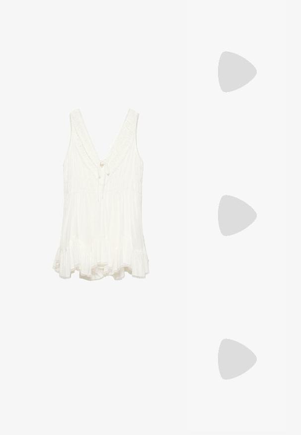 Blouse blanche sans manches avec un profond col en V, bordure à volants, taille froncée, détail noué au niveau du col et ourlet évasé avec des bords en dentelle.; Sandale tong en caoutchouc noir avec semelle texturée et fines brides en Y sur un fond blanc uni.; Lunettes de soleil aviateur noires oversize avec des verres teintés foncés, affichées sur fond blanc.; Sac cabas marron crocheté avec base plate et anses à hauteur d'épaule, orné de sequins dispersés sur la moitié inférieure.