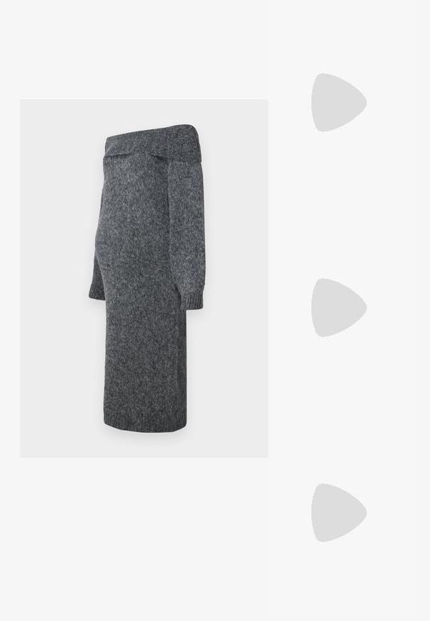 Γκρι πλεκτό φόρεμα με off-shoulder σχέδιο, μακριά φουσκωτά μανίκια και ριμπ μανσέτες; μαλακή υφή και μήκος μέχρι τη μέση της κνήμης.; Μαύρη δερμάτινη παπούτσα Mary Jane με τετράγωνη μύτη, ασημένια αγκράφα και χοντρό χαμηλό τακούνι, σε γυαλιστερό ασημένιο φόντο.; Μαύρη τσάντα tote από υλικό με υφή, με δύο μακριές λαβές και αποσπώμενη τσέπη με φερμουάρ που διαθέτει λεπτομέρεια με τακούνι. Ο χρυσός λογότυπος της μάρκας είναι ορατός.; Ασημένια μεταλλικά σκουλαρίκια κρίκοι με λεία, ελαφρώς κυρτή επιφάνεια και κλειδαριά τύπου latch-back σε απλό λευκό φόντο.