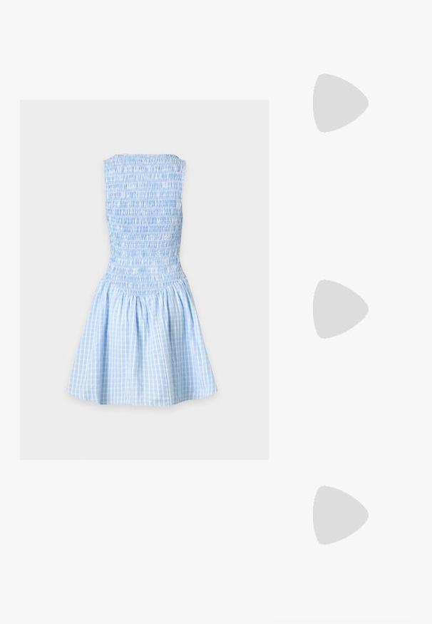 Lyseblå og hvide ternet strapless kjole med rynket bodice og udvidet nederdel på en ensfarvet baggrund.; Mørkebrun læder sandal med smalle remme, kitten heel og justerbar ankelrem med spænde på hvid baggrund.; Beige vævet håndtaske med afrundet krop, lynlås, og en kort, tyk strop i en enkel, tekstureret hæklestil.; Chunky guld hoop øreringe med et let snoet, rørformet design og postsystem bagpå, på en hvid baggrund.