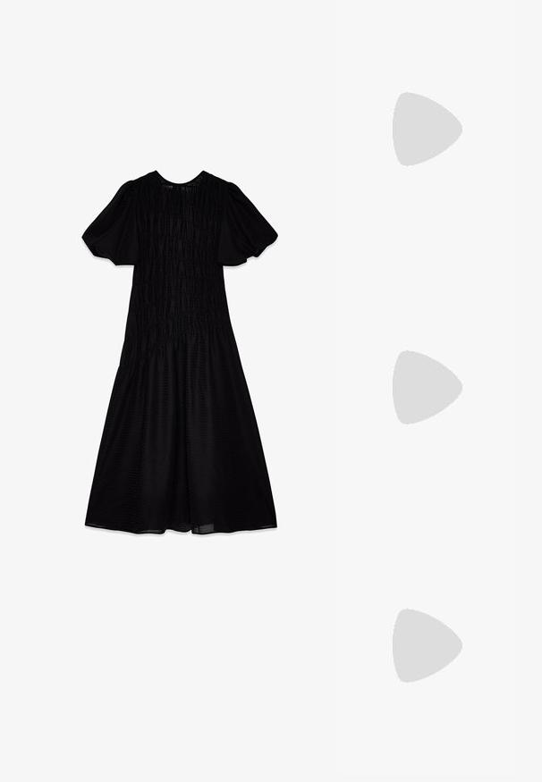 Vestido midi negro con una tela texturizada, mangas abullonadas y un cuerpo fruncido que se despliega en una falda amplia. Escote suave.; Zapato de salón slingback de charol negro con punta afilada, tacón bajo tipo kitten, y detalle decorativo de lazo anudado en la parte delantera.; Pequeño bolso negro brillante con dos asas largas y detalles de cordón lateral sobre un fondo claro liso.; Par de pendientes de aro espiral plateados con diseño liso y redondeado sobre un fondo blanco liso.