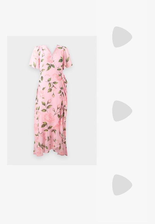 Ροζ φόρεμα τύπου wrap με κοντά μανίκια, floral μοτίβο με τριαντάφυλλα και φύλλα, δέσιμο στη μέση και ασύμμετρο βολάν στο κάτω μέρος.; Χρυσό σανδάλι με λουράκια, τακούνι τύπου block, ανοιχτά δάχτυλα και δεσίματα γύρω από τον αστράγαλο σε απλό λευκό φόντο.; Λευκή πλισέ τσάντα clutch με έντονη λεπτομέρεια σε φιόγκο και χρυσή αλυσίδα. Μαλακή υφή με συγκεντρωμένο σχέδιο στο μπροστινό μέρος.; Χρυσή αλυσίδα με κολιέ που διαθέτει έξι λευκά μαργαριτάρια και μία διακοσμητική κρυστάλλινη λεπτομέρεια, με απαλό, γυαλιστερό φινίρισμα.