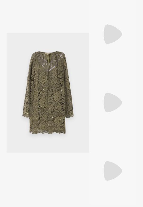 Oliven grøn blondekjole med lange ærmer, blomsterdesign, rund halsudskæring og snorelukning foran. Udfoldet kantdetalje.; Sort åben tå-sandal med blokhæl og ankelrem med lille guldbøjle, set fra siden mod en ensfarvet baggrund.; Guld cylindrisk skuldertaske i læder med justerbar rem og lynlås lukning, Michael Kors-logo centreret på forsiden.; Guldringeøreringe med en glat, buet form og poleret overflade. Udstyret med en lukkeanordning og lette fordybninger for detaljer.