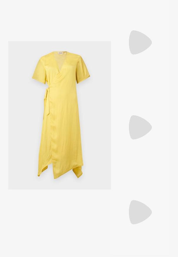 Robe portefeuille jaune avec manches courtes, col en V, lien à la taille sur le côté et ourlet asymétrique, présentée sur un fond clair uni.; NEOUS UBA - Ballerines à brides arrière - black; Pochette en tissu crème avec un design froncé, cadre en métal argenté, deux boules décoratives, et une bandoulière chaîne argentée.; Boucles d'oreilles dorées avec un sommet en forme de soleil et une grosse perle blanche pendante. Présentent une texture lisse et une finition brillante.