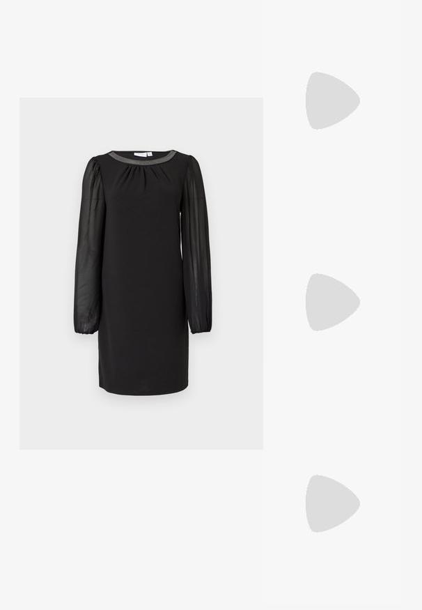 Zwarte jurk tot de knie met doorschijnende lange mouwen en een met kralen versierde halslijn, tentoongesteld op een plain witte achtergrond.; Zwarte slingback hakken met een spitse neus, een gladde matte afwerking en een slanke, glanzende hak. Verstelbare band met een klein gespdetail.; Zwarte beaded handtas met een gebogen silhouet, draaghandvat en glanzende textuur. Draagt bij hoge zwarte hakken en strakke zwarte shorts.; Een paar gepolijste zilveren halve maanvormige creolen met heldere plastic achterkanten op een witte ondergrond.