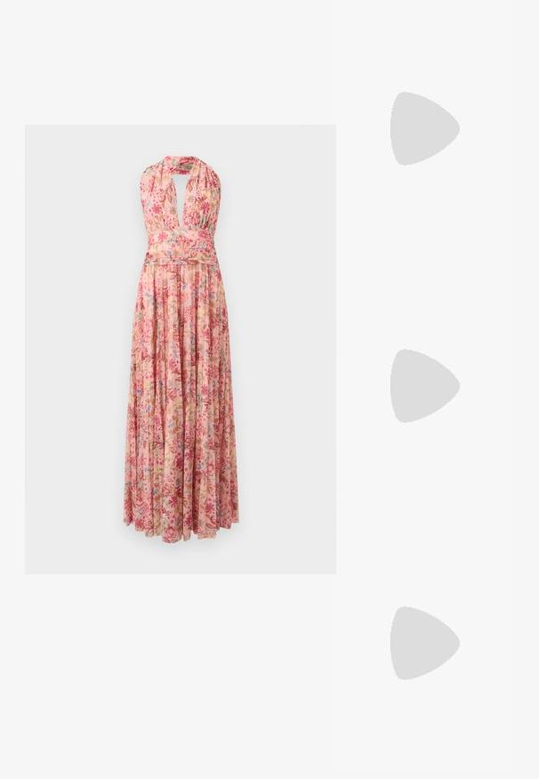 Ρόζ μάξι φόρεμα με λουρί στο λαιμό, πολύχρωμο λουλουδάτο μοτίβο και εφαρμοστή μέση, ελεύθερη πλισέ φούστα, χωρίς μανίκια.; Πέδιλο με τακούνι τύπου slingback από βουργουνδί γυαλιστερό δέρμα, με μυτερή μύτη, λεπτό λουράκι αστραγάλου και μικρή διακοσμητική αγκράφα. Ομαλή υφή και ψηλό τακούνι.; Μπορντό τσάντα ώμου από γυαλιστερό υλικό, ορθογώνιο σχήμα, με δύο ιμάντες ώμου και λεπτές καμπύλες λεπτομέρειες στο μπροστινό μέρος.; Ζευγάρι σκουλαρικιών κρίκος από μέταλλο σε χρυσή απόχρωση με γυαλιστερό φινίρισμα και ακανόνιστο σχήμα, με ανοιχτό κέντρο, σε λευκό απλό φόντο.