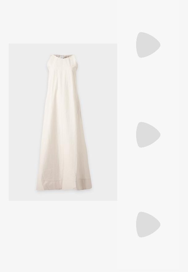 Longue robe blanche sans manches avec un col rond et une texture subtile, suspendue sur un fond gris clair.; Ballerines en cuir noir avec un bout rond, texture lisse, détails de couture minimalistes et design de semelle flexible.; Sac à main beige tissé avec corps arrondi, fermeture éclair et une sangle courte et épaisse dans un style crochet simple et texturé.; Boucles d'oreilles en clip argentées avec un design en spirale, présentant une texture métallique lisse et des formes arrondies. Pas d'embellissements ou de motifs visibles.