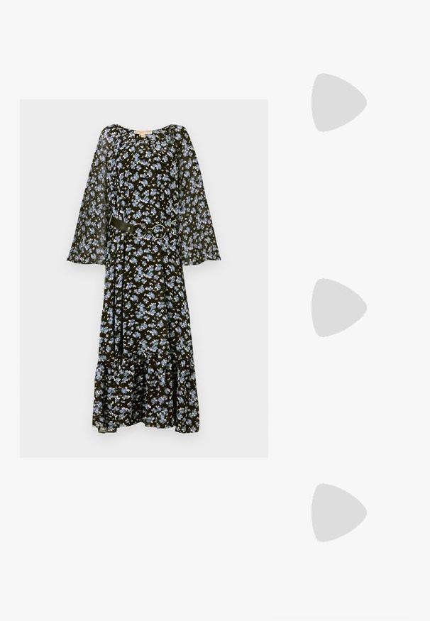 Robe noire à fleurs avec des fleurs bleues, manches longues en voile, encolure élastique et ceinture en tissu avec des accessoires ronds en métal argenté. Ourlet évasé.; Ballerines en cuir noir avec un bout rond, texture lisse, détails de couture minimalistes et design de semelle flexible.; Sac seau noir à cordon avec une longue sangle fine et un petit logo carré doré sur le devant, présenté sur un fond uni.; Paire de boucles d’oreilles créoles couleur or avec embossage floral et feuillage orné sur un fond neutre.