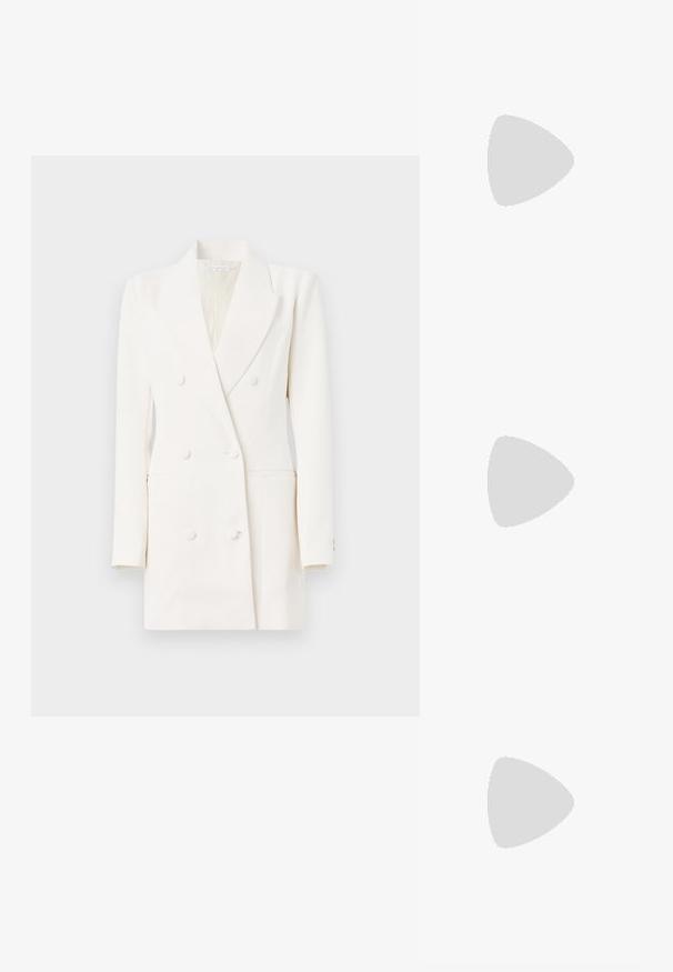 Good American LUXE SUITING EXEC DRESS - Cocktail φόρεμα / Φόρεμα για πάρτι - cloud white; Μαύρες ψηλές σандάλες με στενή σχεδίαση λουριού, λεία υφή, αγκράφα στον αστράγαλο και μυτερή μύτη. Ρυθμιζόμενο λουρί αστραγάλου.; Μαύρη δερμάτινη τσάντα χειρός με στρογγυλεμένο σχήμα, διακοσμημένη με ασημένιες λεπτομέρειες με καρφιά και κοντή λαβή. Λείο υλικό και κλείσιμο με φερμουάρ.; Χρυσά μεταλλικά σκουλαρίκια με κυματιστό σχέδιο; λεία, ανακλαστική επιφάνεια; ασύμμετρο σχήμα; χωρίς ορατά μοτίβα ή μηχανισμούς.