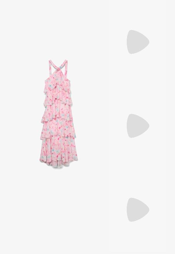 Vero Moda VMFELICIA SL RUFFLE MAXI DRESS EXP - Maxikjoler - pink tulle; Flad sko i cremefarve med spids tå og tynd justerbar rem med guldbeslag over vristen, set fra siden.; Rund lyseblå pung med blå og hvide blomster bundet med et blåt bånd, guldkædefrontrem og bølget kantdetalje.; Hvid perlearmbånd med flere tråde, der har forskellige størrelser af perler. Bundet med en gennemsigtig hvid båndsløjfe.