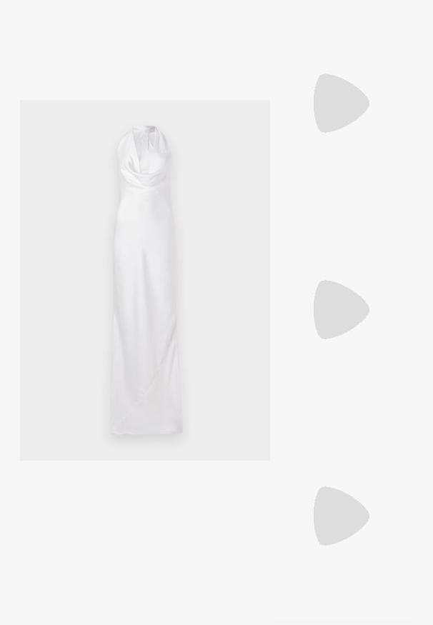 Λευκό σατέν βραδινό φόρεμα με λαιμόκοψη halter, καμπυλωτό ντεκολτέ και εφαρμοστή σιλουέτα που φτάνει μέχρι το έδαφος με κρεμαστή λεπτομέρεια.; Μαύρο σανδάλι με ψηλό τακούνι, με φαρδιά μπροστινή λουρίδα και δακτύλιο για τα δάχτυλα που διαθέτει λεπτομέρεια με κόμπο από κορδόνι, εμφανίζεται σε πλευρικό προφίλ σε λευκό φόντο.; Μαύρη σατέν τσάντα με στρογγυλό σχήμα, χειρολαβή στην κορυφή και χρυσό κούμπωμα. Λείο υλικό με μινιμαλιστικό σχέδιο.; Σκουλαρίκια σε σχήμα κοχύλι από διαυγές ρητίνη με μικρές χρυσές λεπτομέρειες και τρία κρεμαστά διαφανή διαμαντένια κρεμαστά σε κάθε σκουλαρίκι.